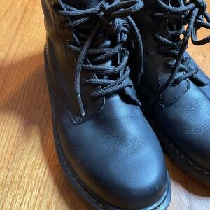 Dr Martens Men’s Size 6M/ Womens 7.5